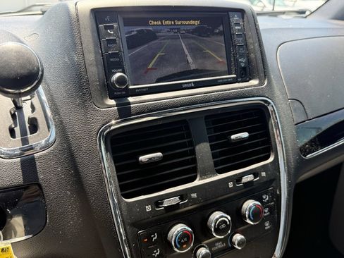 Used 2016 Dodge Grand Caravan SXT FWD image 22