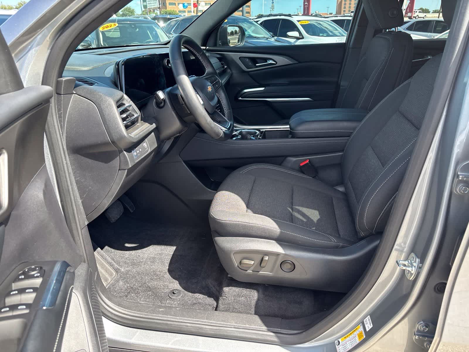 Used 2025 Chevrolet Traverse LT w/ Driver Confidence Package FWD image 11