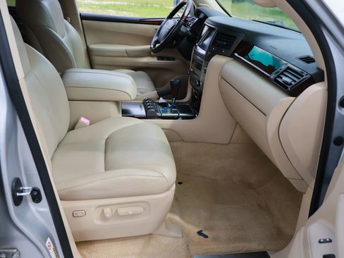 Used 2011 Lexus LX 570 4WD image 35