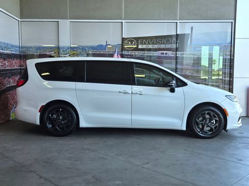 Used 2024 Chrysler Pacifica Limited FWD image 4