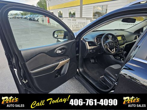 Used 2018 Jeep Cherokee Latitude w/ Safety Group image 16