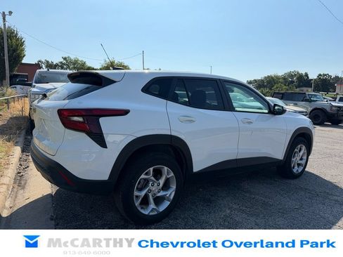 Used 2024 Chevrolet Trax LS w/ LS Convenience Package FWD image 3