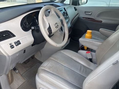 Used 2013 Toyota Sienna XLE image 7