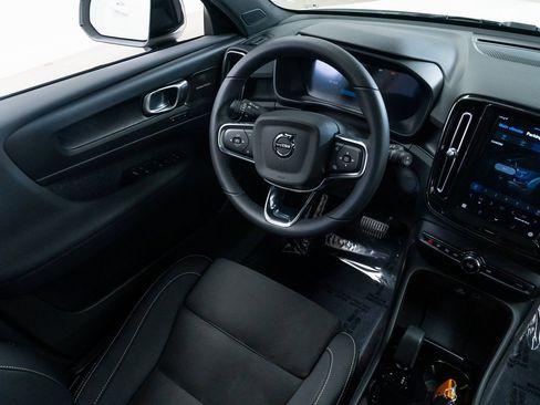 Used 2023 Volvo XC40 Recharge Ultimate image 10