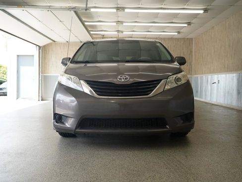 Used 2011 Toyota Sienna LE FWD image 2