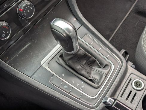 Used 2019 Volkswagen Golf S image 15