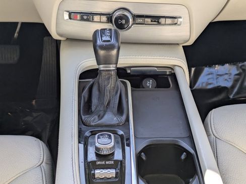 Used 2021 Volvo XC90 T5 Momentum w/ Protection Package Premier image 16