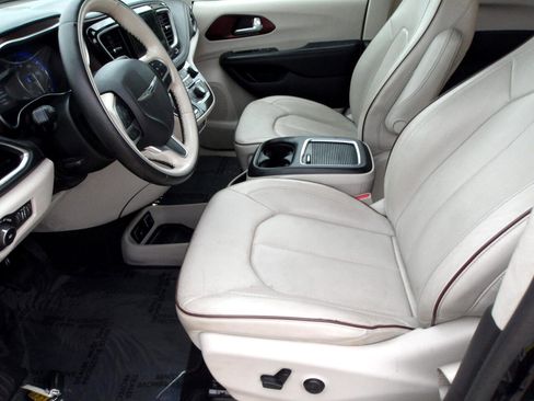 Used 2020 Chrysler Pacifica Limited image 18