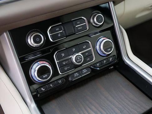 Used 2021 GMC Yukon XL Denali w/ Denali Premium Package image 21