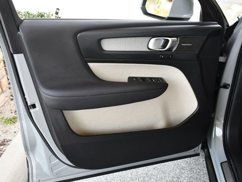 Used 2025 Volvo XC40 B5 Ultra image 37