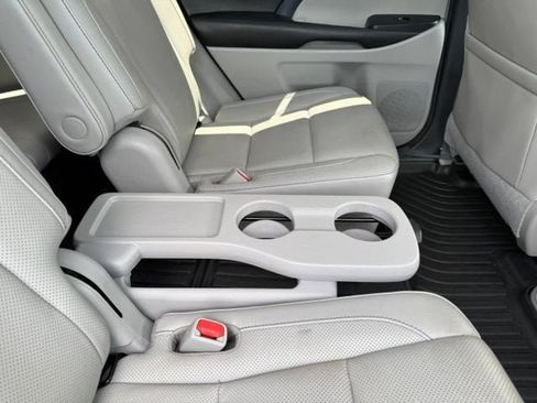 Used 2017 Toyota Highlander Limited AWD/4WD image 17