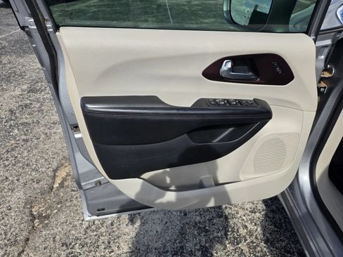 Used 2019 Chrysler Pacifica Limited FWD image 10