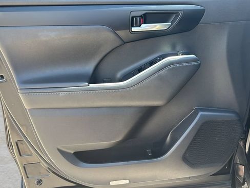Used 2024 Toyota Highlander XSE FWD image 16
