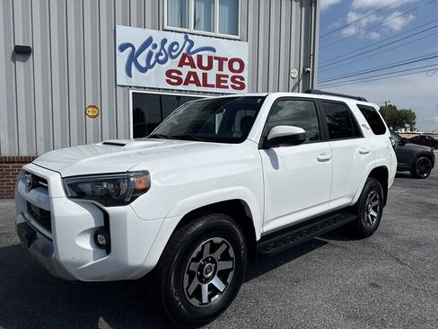Used 2024 Toyota 4Runner TRD Off-Road image 2
