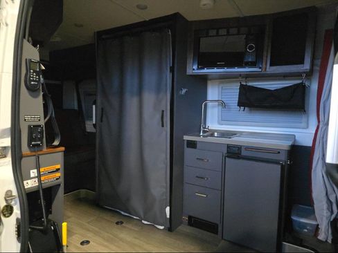 Used 2022 RAM ProMaster 2500 w/ Premium R/V Group FWD image 11