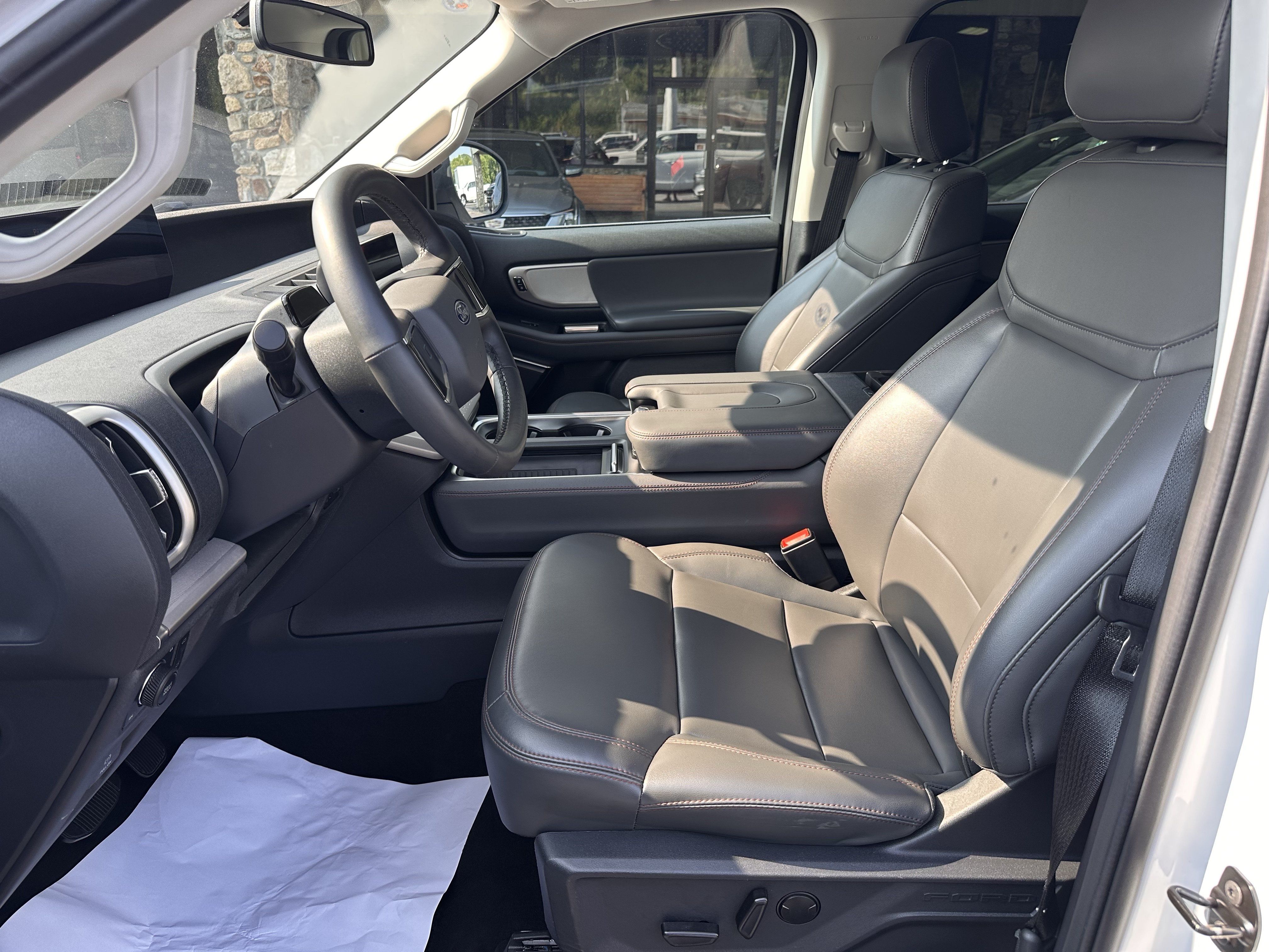 Used 2025 Ford Expedition Active AWD/4WD image 10