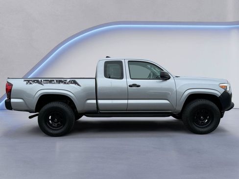 Used 2018 Toyota Tacoma SR AWD/4WD image 2