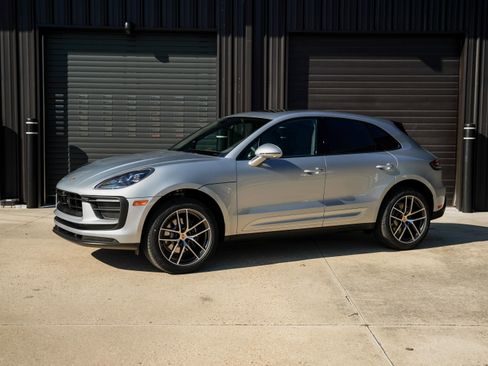 Certified 2025 Porsche Macan image 1