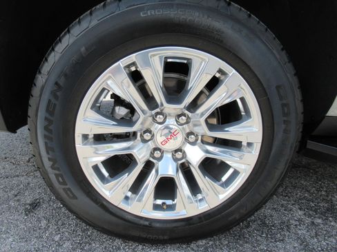 Used 2025 GMC Yukon XL Denali AWD/4WD image 9