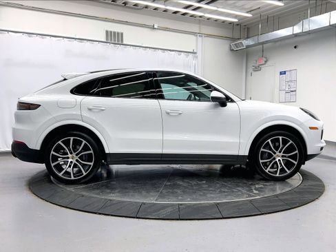 Certified 2022 Porsche Cayenne Platinum Edition image 8