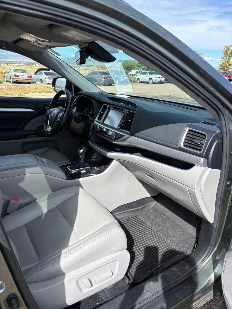 Used 2017 Toyota Highlander XLE AWD/4WD image 11