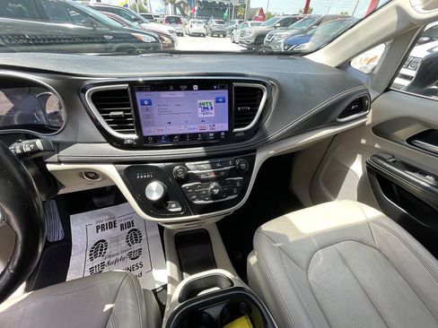 Used 2021 Chrysler Pacifica Touring-L FWD image 8