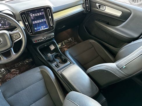 Used 2020 Volvo XC40 T5 Momentum w/ Protection Package Premier image 21