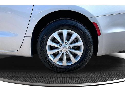 Certified 2019 Chrysler Pacifica Touring Plus FWD image 40