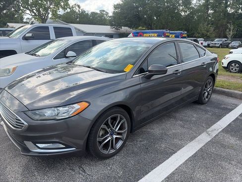 Used 2017 Ford Fusion SE w/ Equipment Group 201A FWD image 1