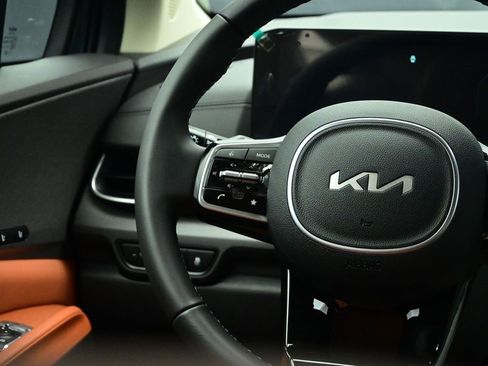 Certified 2026 Kia Carnival SX image 10