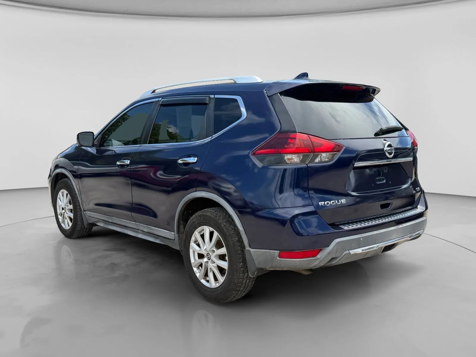 Used 2018 Nissan Rogue SV w/ Premium Package FWD image 3