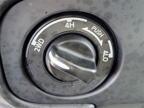 Used 2025 Nissan Frontier SV image 19