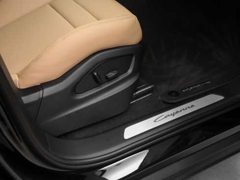 Used 2025 Porsche Cayenne image 18