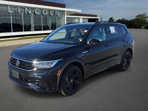 Used 2024 Volkswagen Tiguan SE R-Line image 1