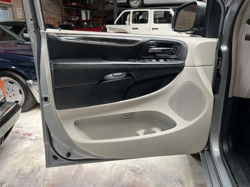 Used 2015 Chrysler Town & Country Limited Platinum FWD image 31