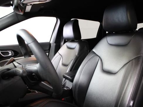 Used 2025 Jeep Compass Limited image 13