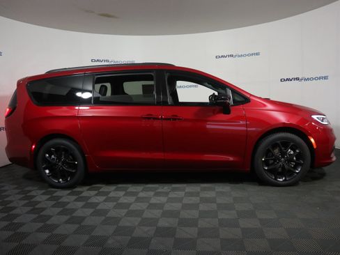 New 2026 Chrysler Pacifica Select image 4