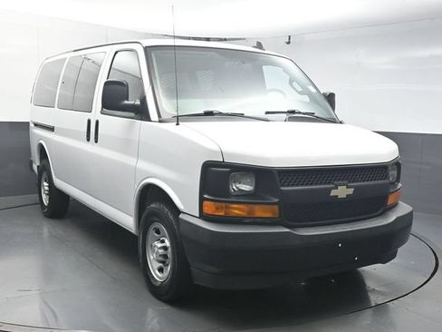 Used 2017 Chevrolet Express 2500 RWD image 3