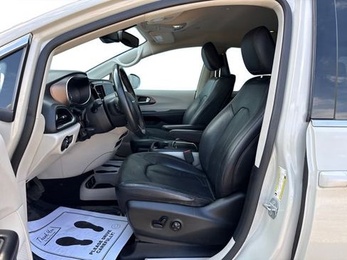 Used 2019 Chrysler Pacifica Touring-L Plus w/ Advanced Safetytec Group FWD image 10