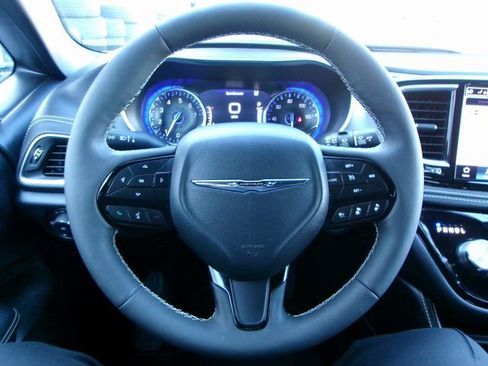 Used 2025 Chrysler Pacifica Limited image 9