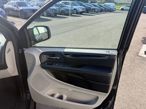 Used 2019 Dodge Grand Caravan SXT FWD image 11