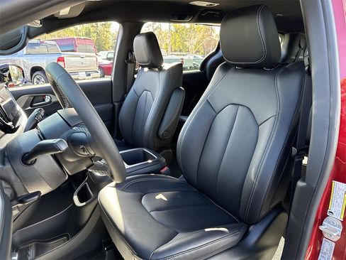 New 2026 Chrysler Pacifica Select image 11