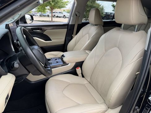 Used 2023 Toyota Highlander Limited FWD image 26