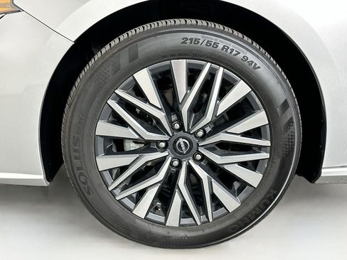 Used 2024 Nissan Altima 2.5 SV image 11