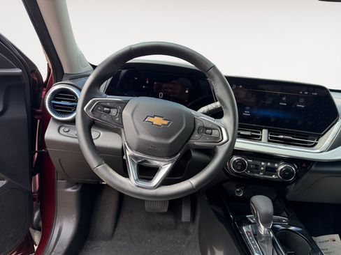 Used 2025 Chevrolet Trax LT w/ LT Convenience Package FWD image 12