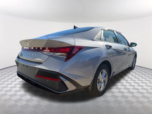 New 2026 Hyundai Elantra SE image 5