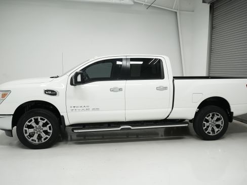 Used 2017 Nissan Titan SV image 6