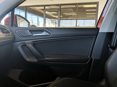 Used 2018 Volkswagen Tiguan SEL w/ 3rd Row Seat Package image 25