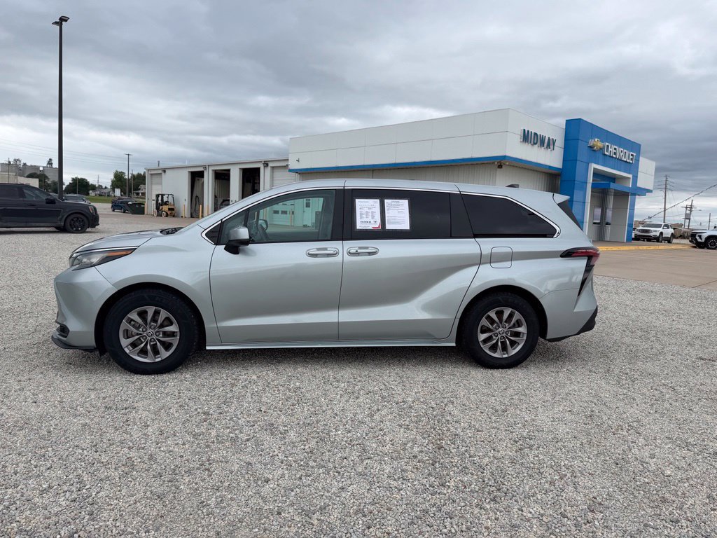Used 2022 Toyota Sienna LE AWD/4WD image 6