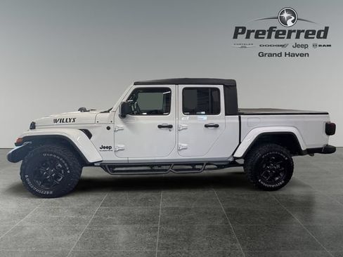 Used 2025 Jeep Gladiator Sport AWD/4WD image 10